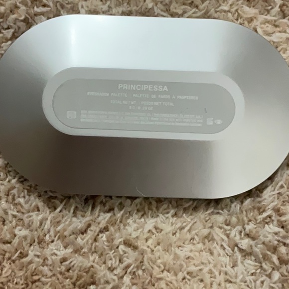 R.E.M. beauty eyeshadow palette in Principessa. - Picture 3 of 6
